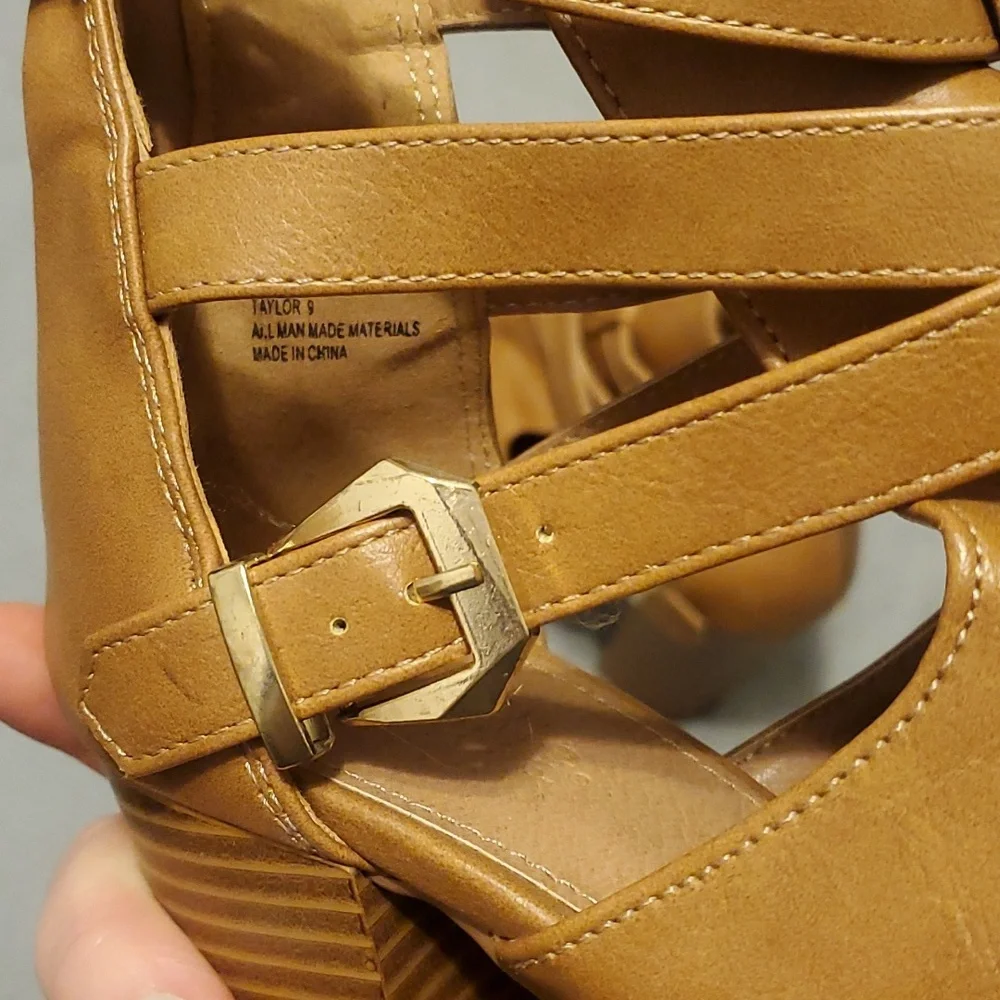 Charlotte Russe Chunky Heels Tan - Picture 4 of 5
